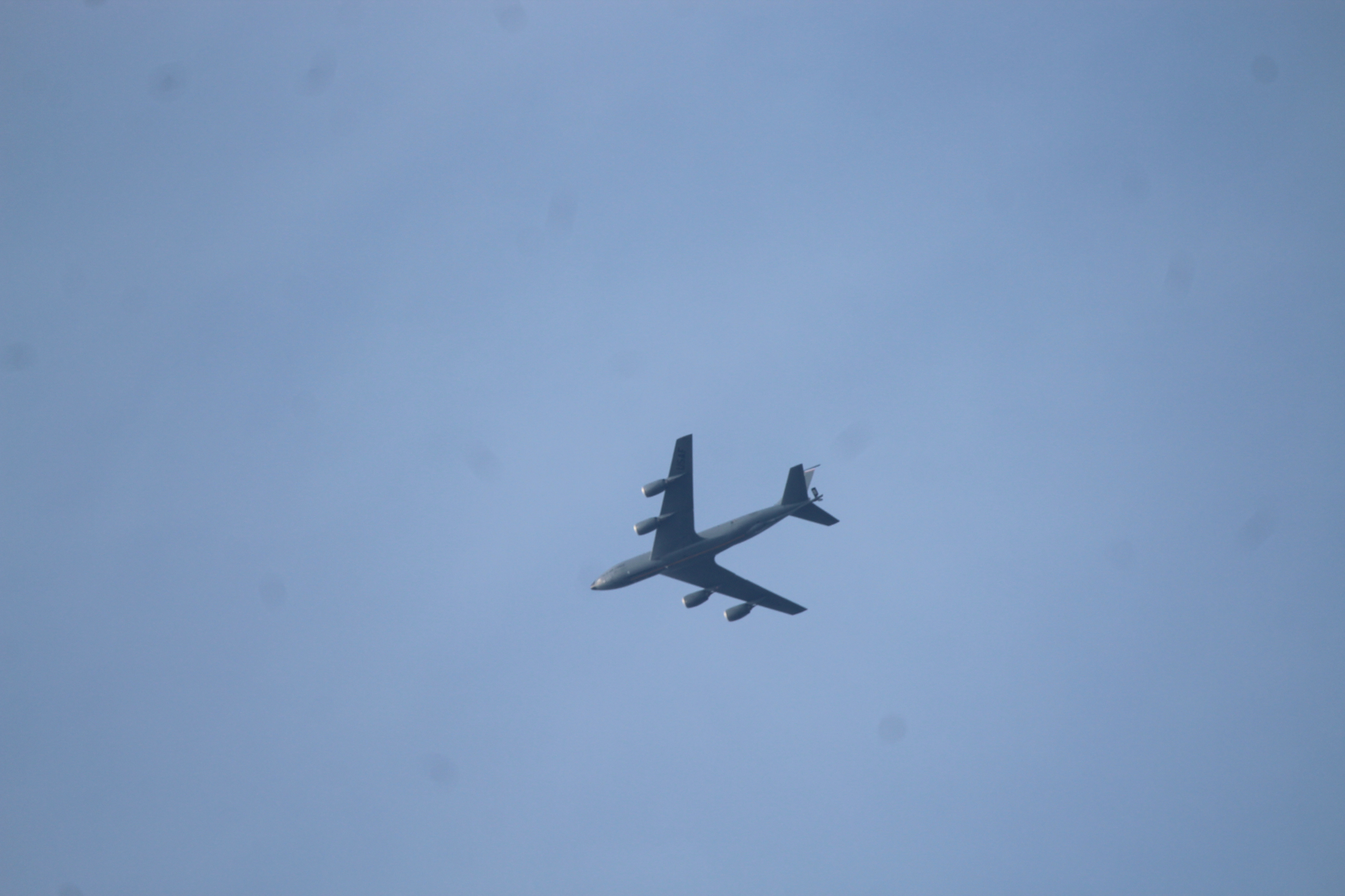 USAF Boeing KC-135R Stratotanker flying over King's Lynn [18/2/5] (1)